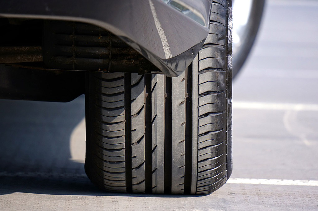 Vendita e sostituzione pneumatici | | Servizi | Jeep De Lucia